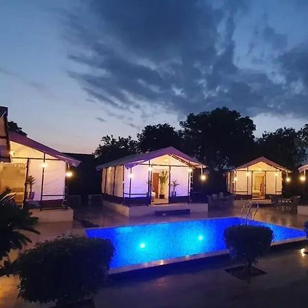 Luxury Farmhouse In Chhatarpur With Pool نيودلهي المظهر الخارجي الصورة