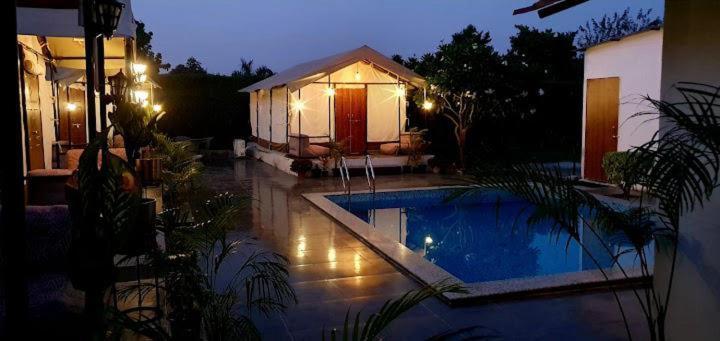 Luxury Farmhouse In Chhatarpur With Pool نيودلهي المظهر الخارجي الصورة