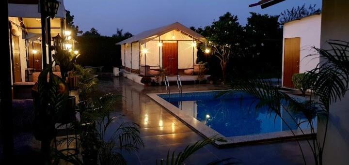 Luxury Farmhouse In Chhatarpur With Pool نيودلهي المظهر الخارجي الصورة