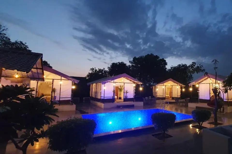 Luxury Farmhouse In Chhatarpur With Pool نيودلهي المظهر الخارجي الصورة